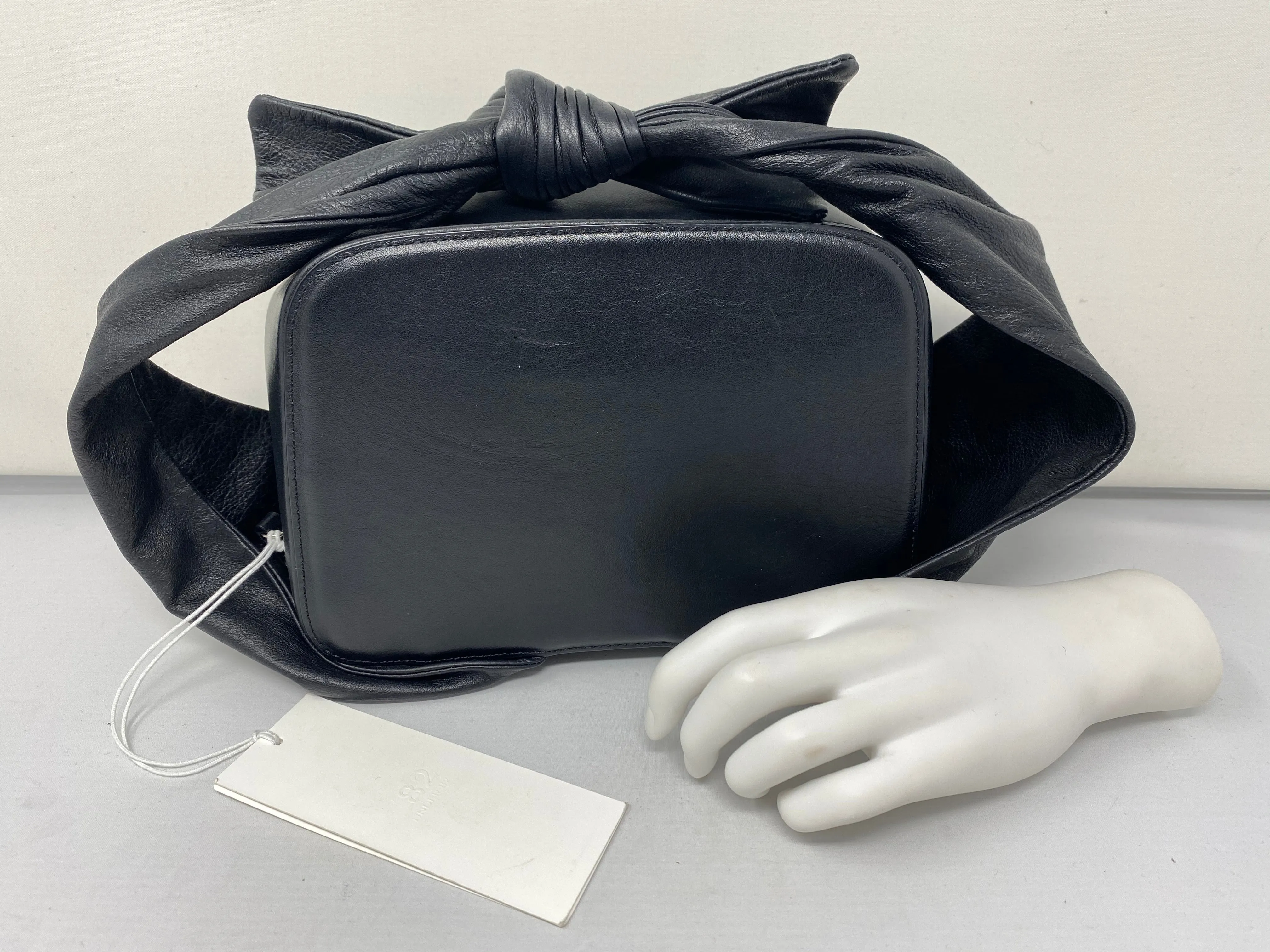 _82 Under 82 Black Leather Bag Victoria Tote S