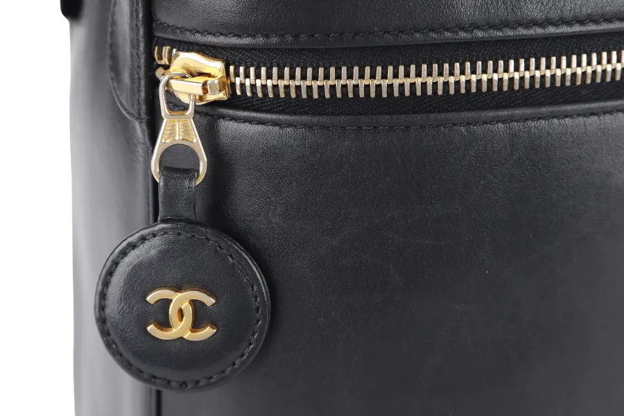 CHANEL VINTAGE VANITY CASE (411xxxx) BLACK LAMBSKIN LEATHER GOLD HARDWARE WITH THIRD PARTY CHAIN, COMPARTMENT AND CARD