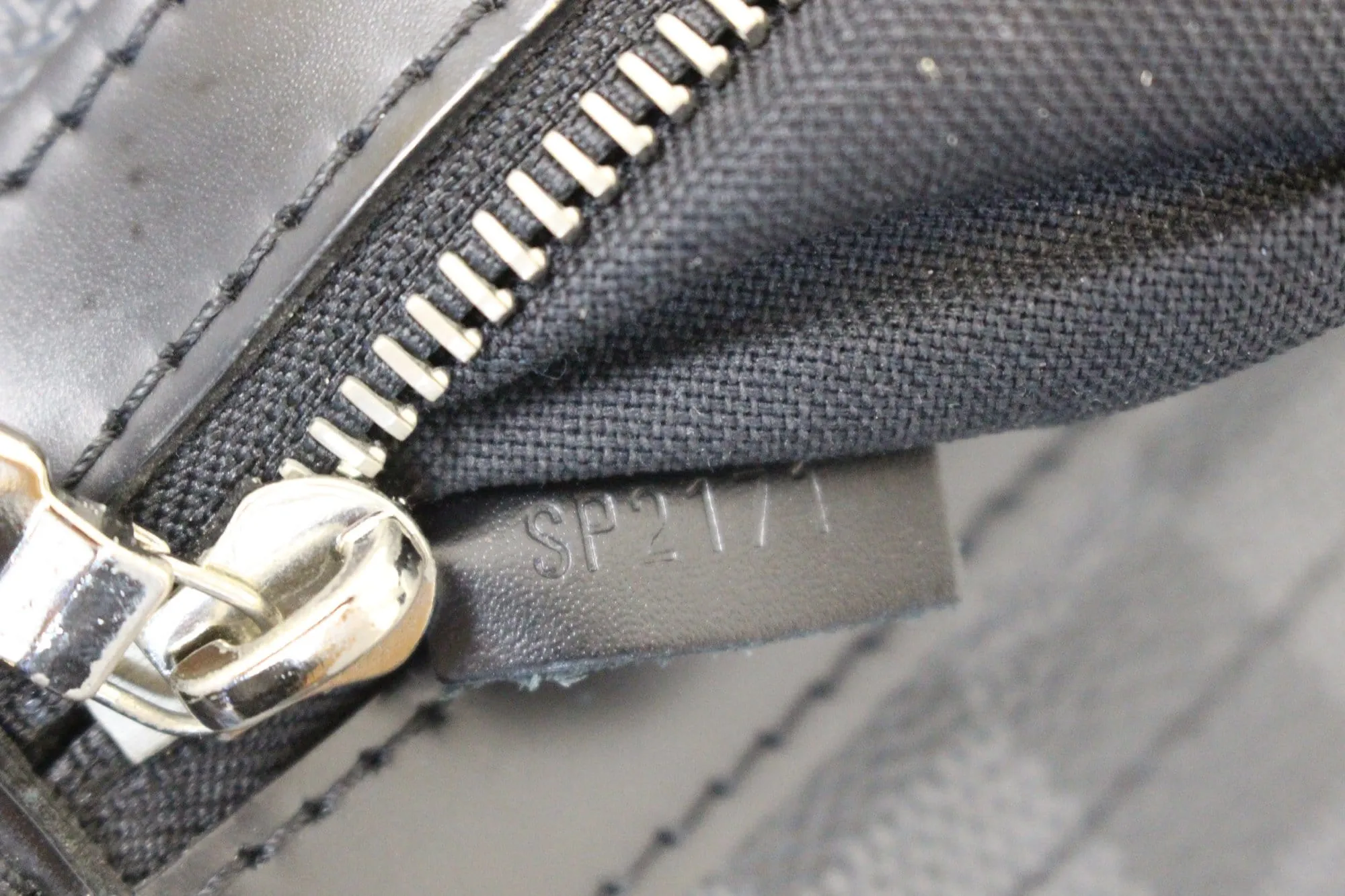 LOUIS VUITTON Daniel MM Damier Graphite  Messenger Bag