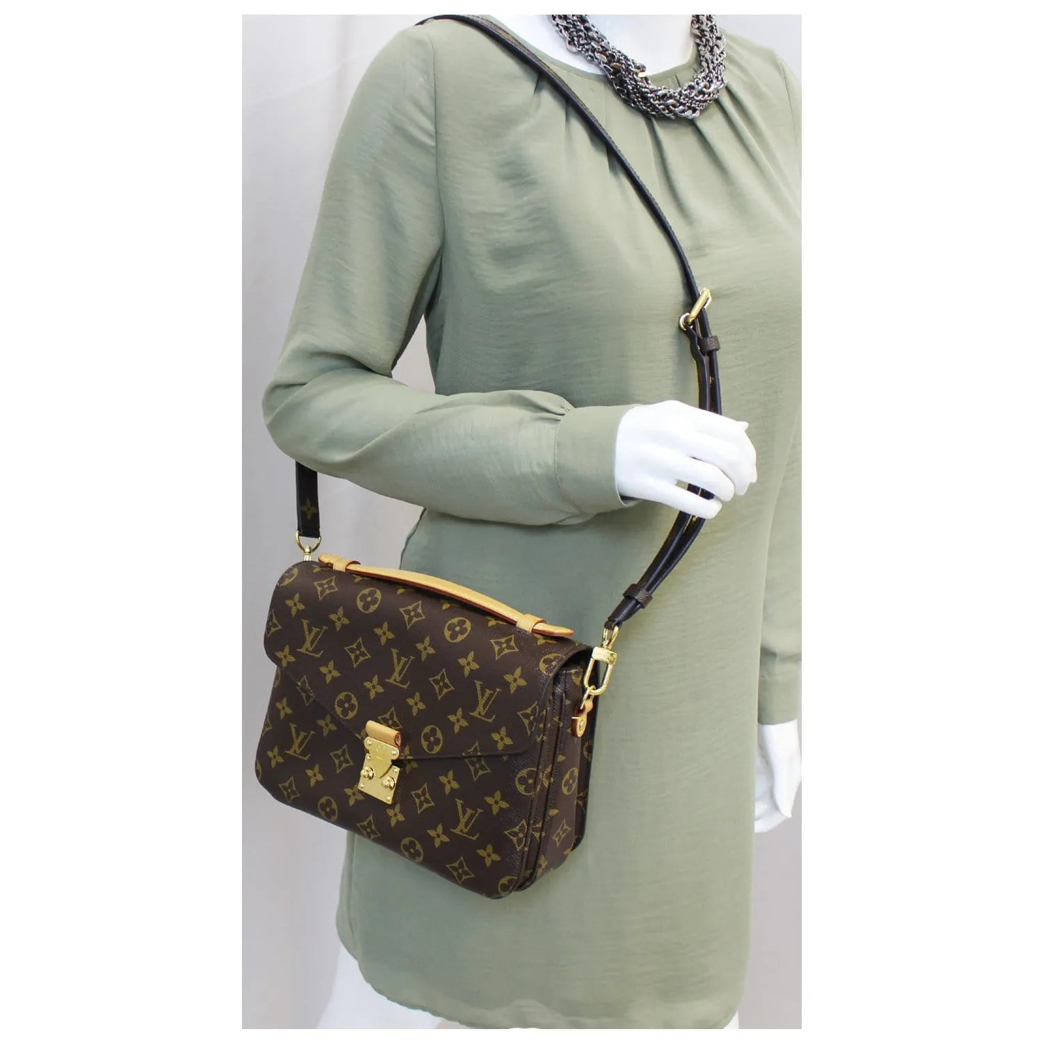 LOUIS VUITTON Metis Pochette Monogram Canvas Crossbody Bag