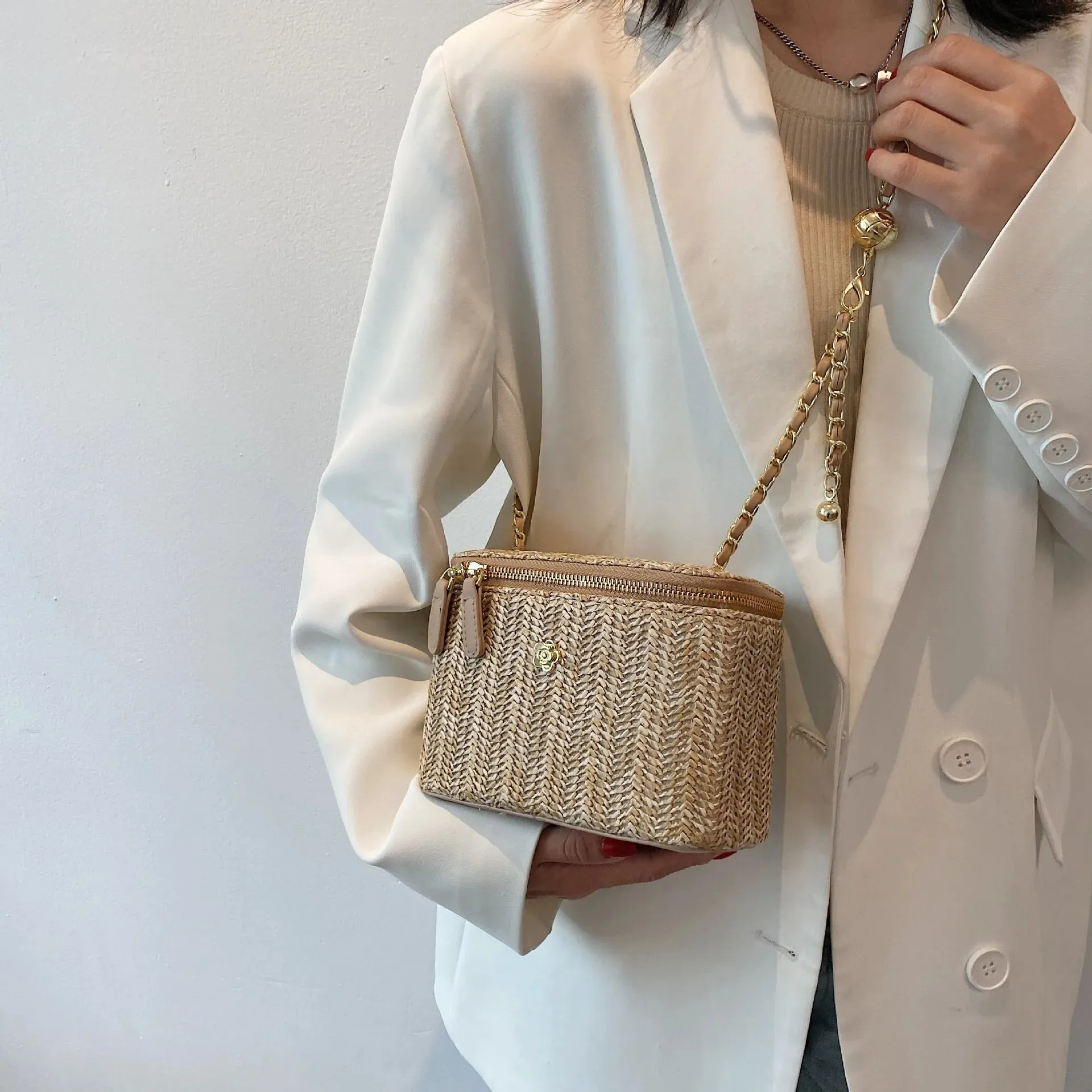 Straw Bucket Crossbody Bag - Fashion Weave Handbag with Chain Chic Shoulder Bags Purses