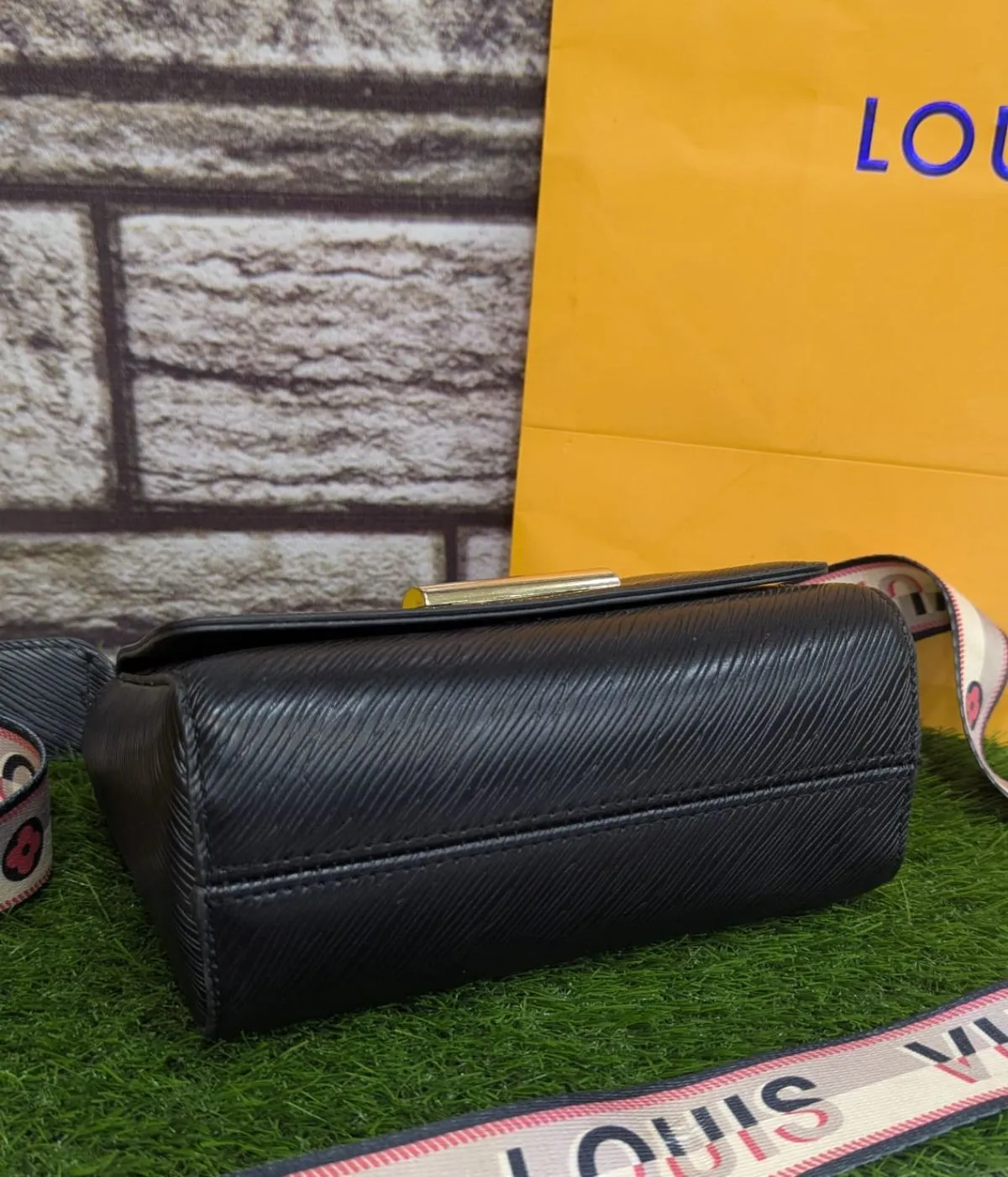 Twist MM Handle Handbags